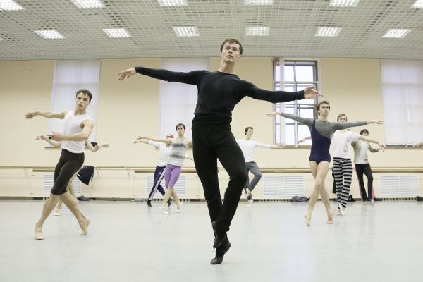 Alexei Nedviga and artists of the Mariinsky Ballet at a rehearsal of the ballet<i> The Vertiginous Thrill of Exactitude