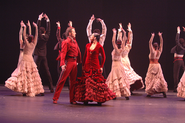 Scene from the ballet <Dualia>. Photo by Josep Aznar